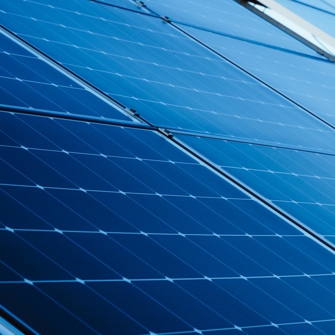 Panneaux Solaires Photovoltaïques : Énergie Renouvelable Gros plan de panneaux solaires photovoltaïques bleus reflétant la lumière pour une énergie renouvelable propre.