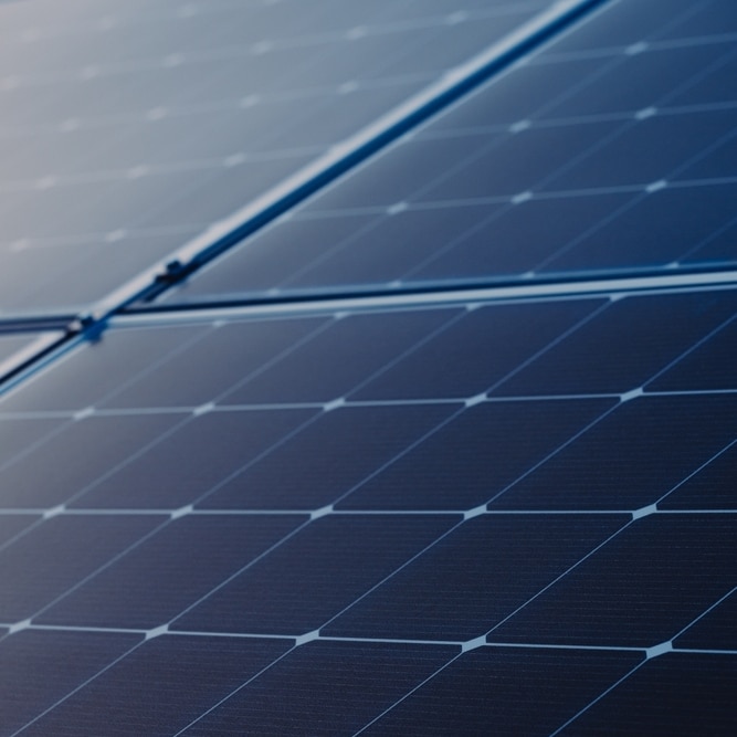 Panneaux Solaires Photovoltaïques : Énergie Renouvelable Gros plan sur des cellules de panneaux solaires photovoltaïques bleues captant l'énergie solaire renouvelable.